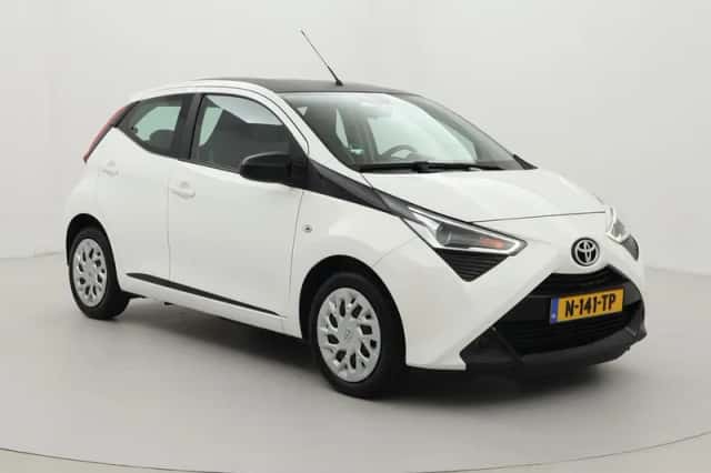 Toyota Aygo (2022) thumbnail 1