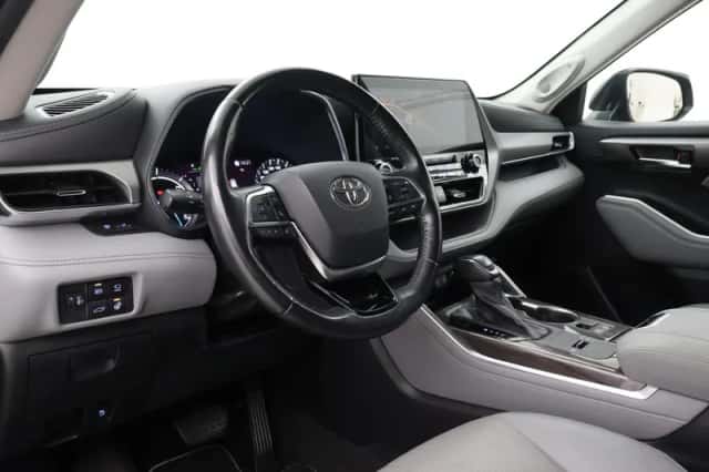 Toyota Highlander (2022) thumbnail 2