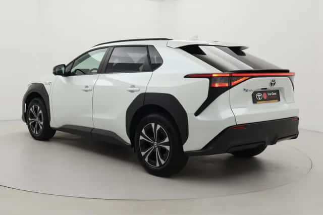 Toyota bZ4X (2023) thumbnail 4