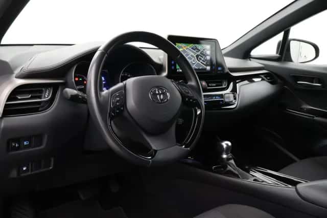 Toyota C-HR (2019) thumbnail 2