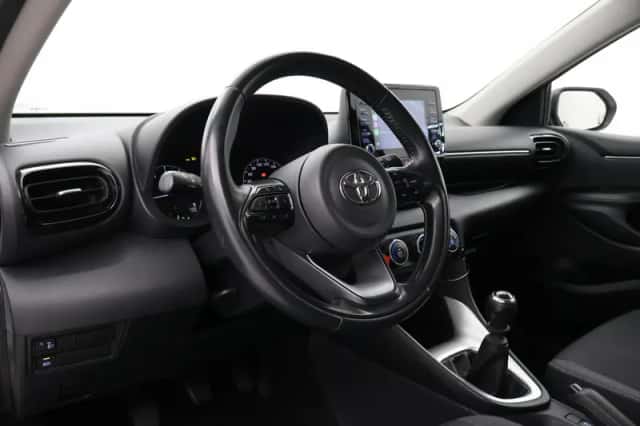 Toyota Yaris (2021) thumbnail 2