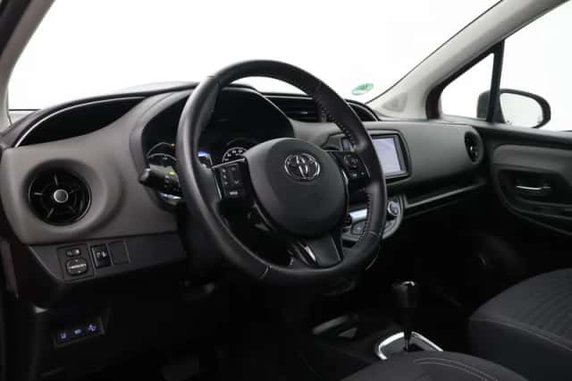 Toyota Yaris (2020) thumbnail 2