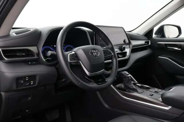 Toyota Highlander (2024) thumbnail 2