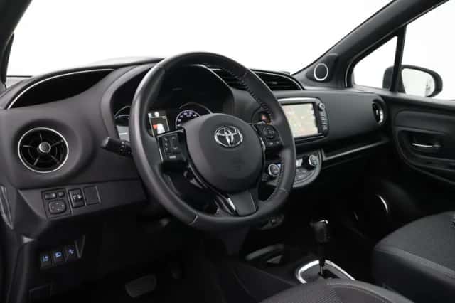Toyota Yaris (2017) thumbnail 2