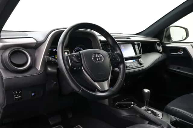 Toyota RAV4 (2017) thumbnail 2