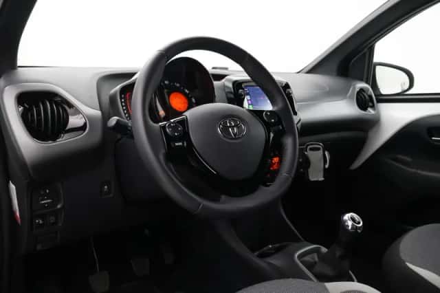 Toyota Aygo (2022) thumbnail 2