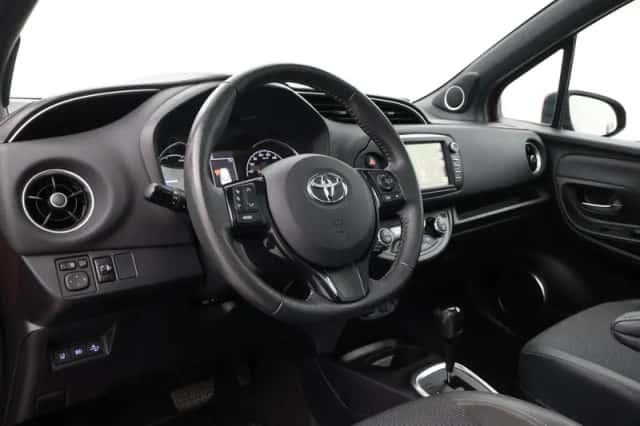 Toyota Yaris (2019) thumbnail 2