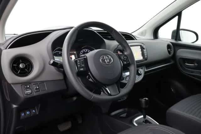 Toyota Yaris (2017) thumbnail 2