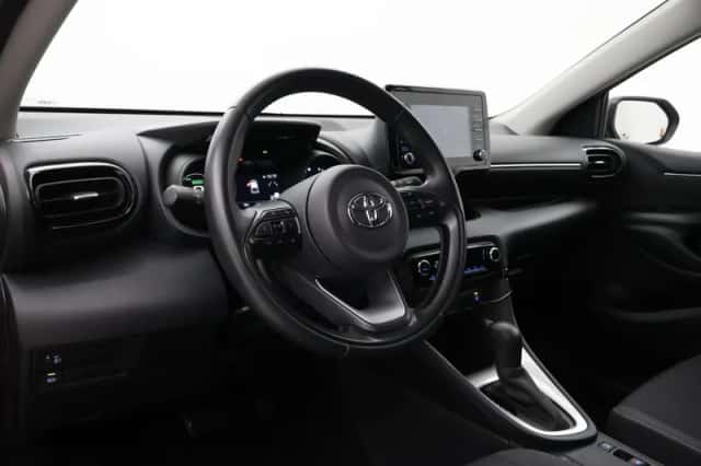 Toyota Yaris (2022) thumbnail 2