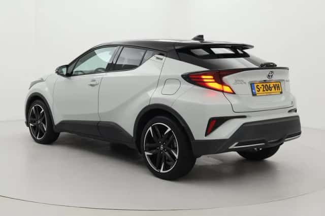 Toyota C-HR (2023) thumbnail 4