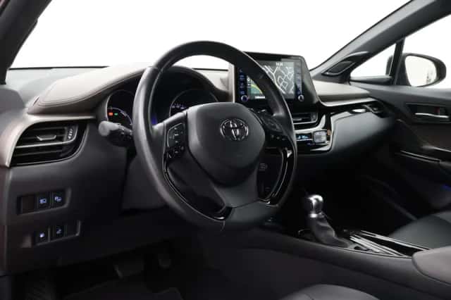 Toyota C-HR (2019) thumbnail 2