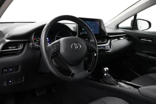 Toyota C-HR (2023) thumbnail 2