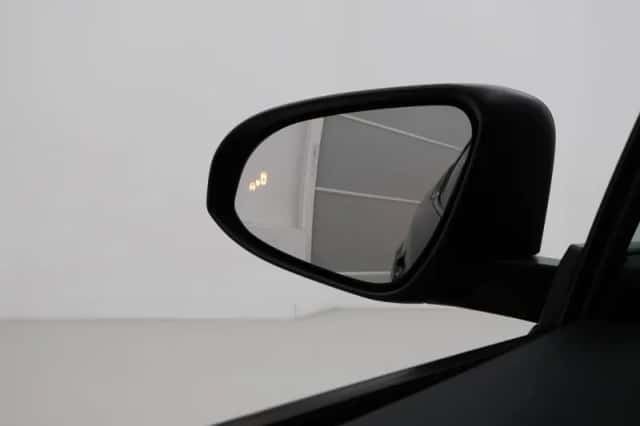 Toyota C-HR (2023) thumbnail 5