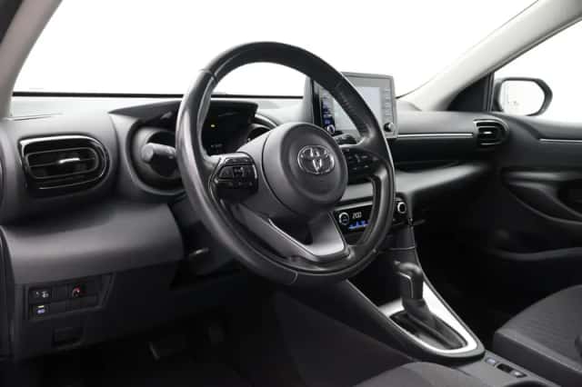 Toyota Yaris (2021) thumbnail 2