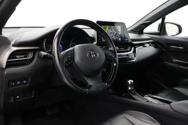 Toyota C-HR (2018) thumbnail 2