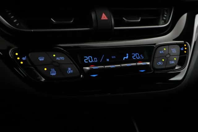 Toyota C-HR (2018) thumbnail 6