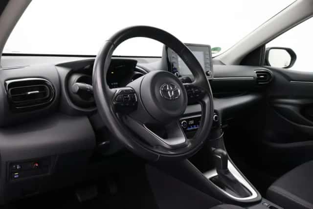 Toyota Yaris (2021) thumbnail 2