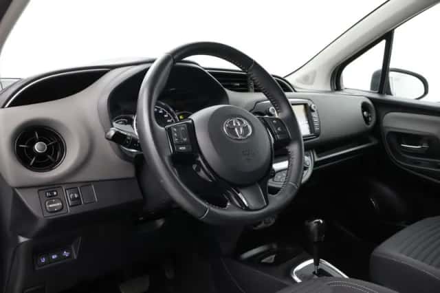 Toyota Yaris (2019) thumbnail 2