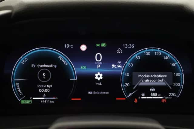 Toyota C-HR (2023) thumbnail 3