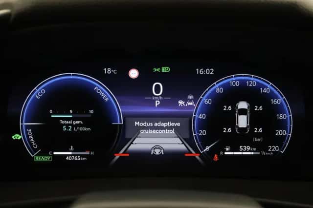 Toyota C-HR (2023) thumbnail 3