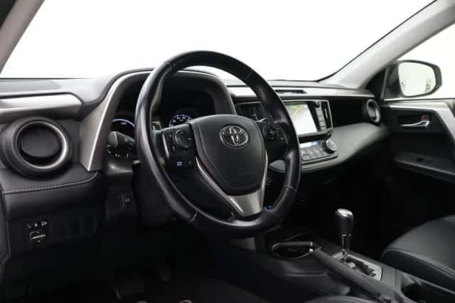 Toyota RAV4 (2016) thumbnail 2