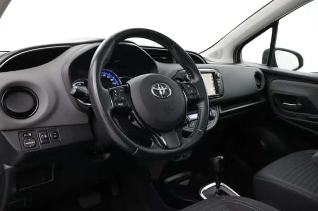 Toyota Yaris (2015) thumbnail 2