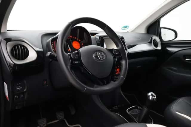 Toyota Aygo (2015) thumbnail 2