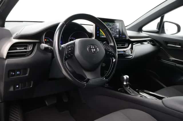 Toyota C-HR (2017) thumbnail 2