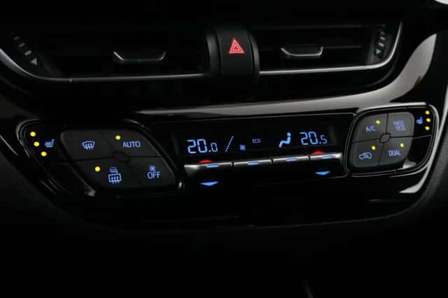 Toyota C-HR (2017) thumbnail 6