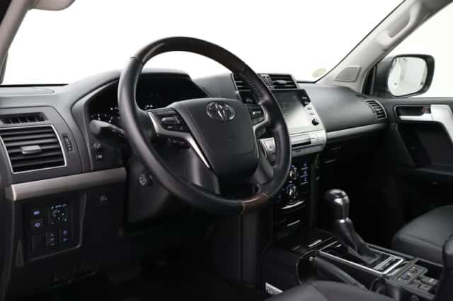 Toyota Land Cruiser (2022) thumbnail 2
