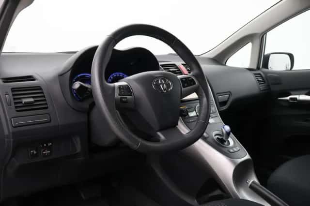 Toyota Auris (2012) thumbnail 2