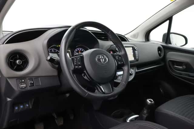 Toyota Yaris (2018) thumbnail 2