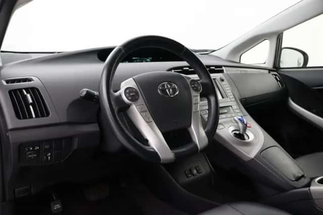 Toyota Prius (2012) thumbnail 2