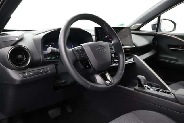 Toyota C-HR (2025) thumbnail 2