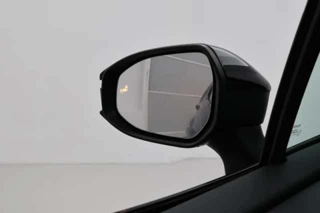 Toyota C-HR (2025) thumbnail 5