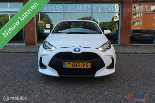 Toyota Yaris (2023) thumbnail 2