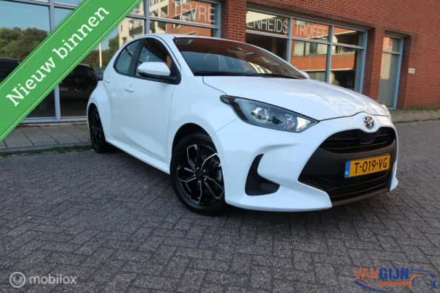 Toyota Yaris (2023) thumbnail 3