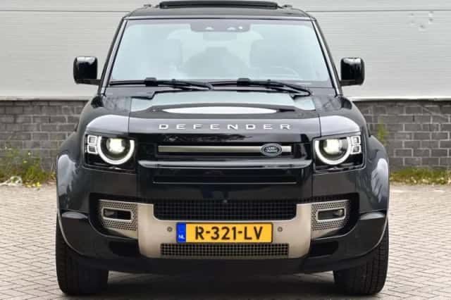 Land Rover Defender (2022) thumbnail 3