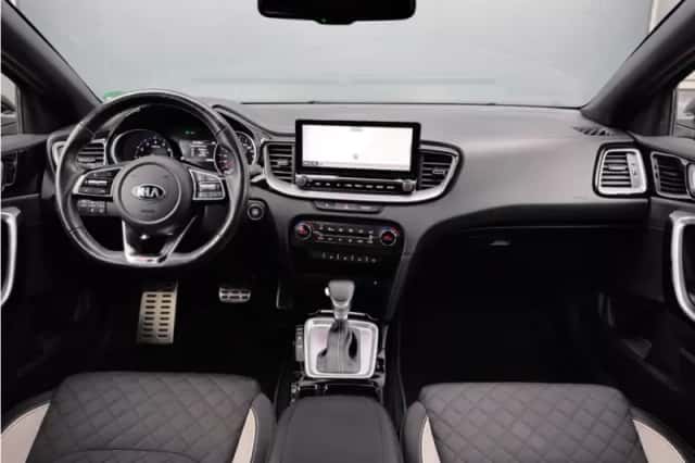 Kia ProCeed (2020) thumbnail 3