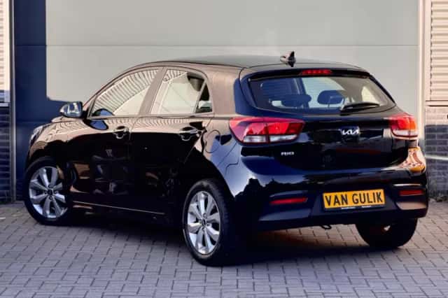 Kia Rio (2022) thumbnail 3