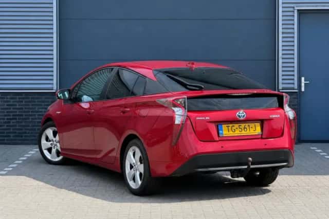 Toyota Prius (2018) thumbnail 2