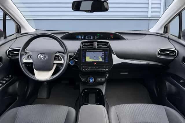 Toyota Prius (2018) thumbnail 3