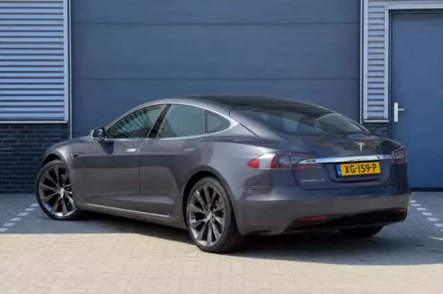 Tesla Model S (2018) thumbnail 3