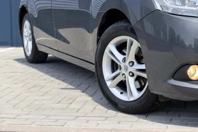 Toyota Verso (2009) thumbnail 2