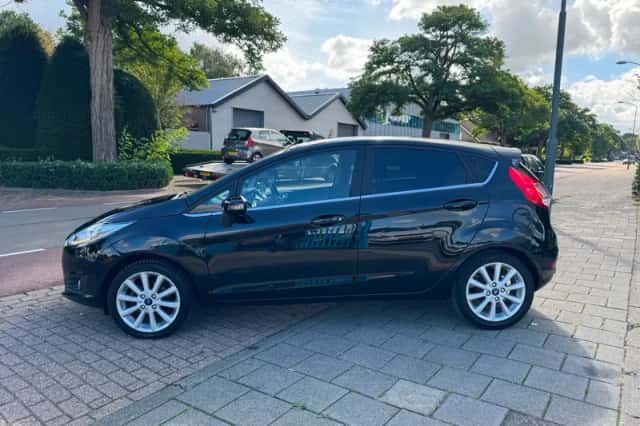 Ford Fiesta (2016) thumbnail 3