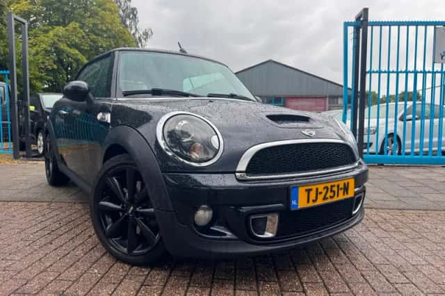 MINI Cabrio (2012) thumbnail 2