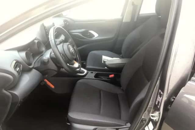 Toyota Yaris (2021) thumbnail 2