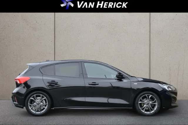 Ford Focus (2018) thumbnail 3