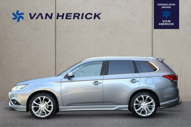 Mitsubishi Outlander (2016) thumbnail 2