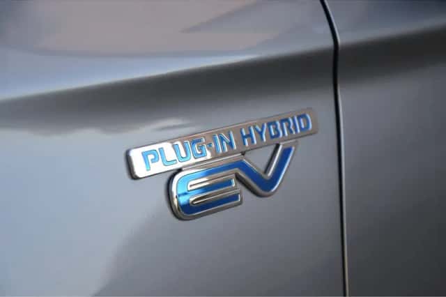 Mitsubishi Outlander (2016) thumbnail 6